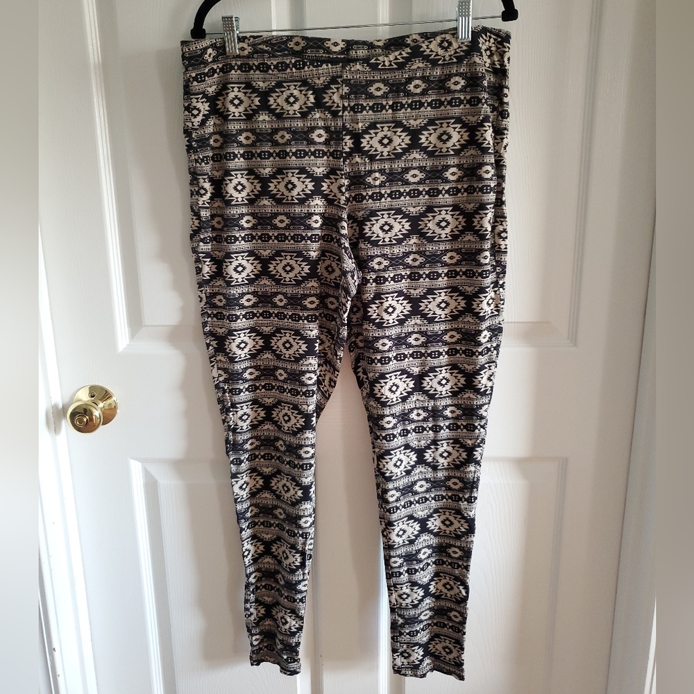 Torrid Black and White Geometric Print Leggings. Size 3XL. #SW